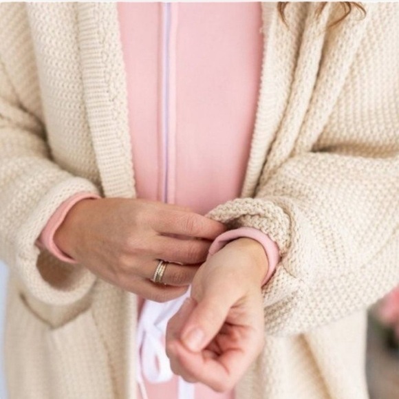 The Skinny x Jillian Harris O/S Chunky Knit
Oversized Slouchy Erinn Cardigan - Picture 3 of 10